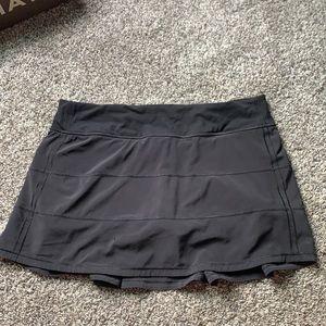 black barely worn 12tall lululemon skirt